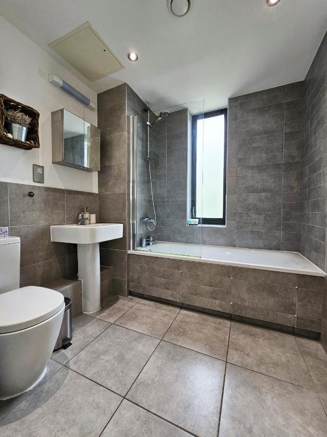 לונדון Centrally Located Spacious Flat Near Canary Wharf מראה חיצוני תמונה